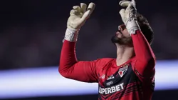 SP - SAO PAULO - 19/08/2025 - COPA LIBERTADORES 2025, SAO PAULO X ATLETICO NACIONAL - Rafael goleiro do Sao Paulo comemora defesa de penalti em decisao durante partida contra o Atletico Nacional no estadio Morumbi pelo campeonato Copa Libertadores 2025. Foto: Ettore Chiereguini/AGIF