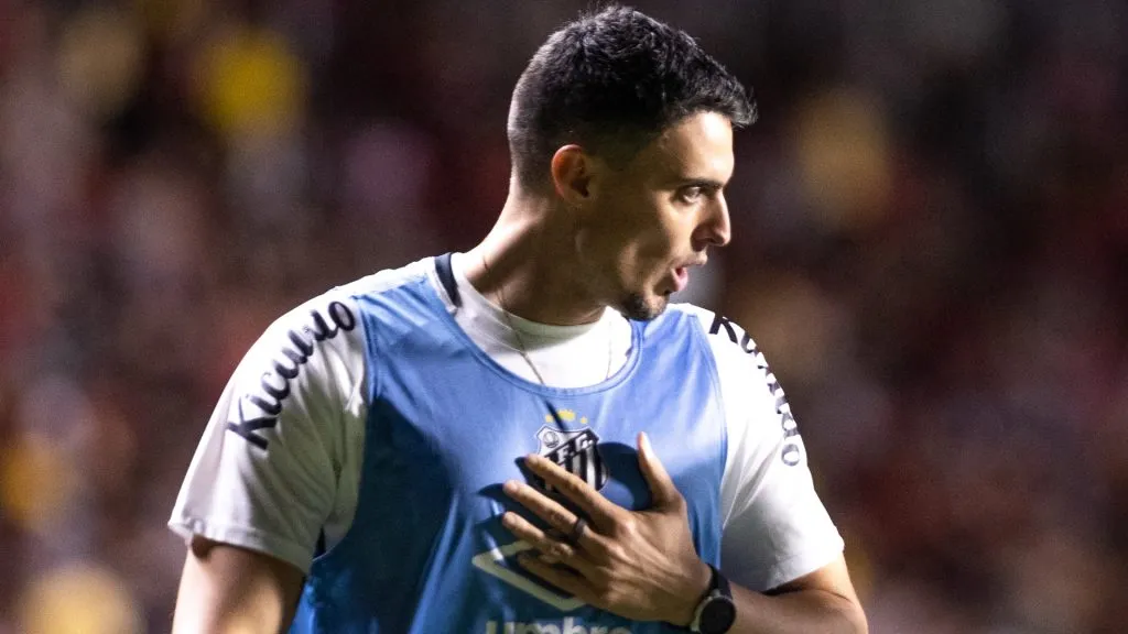 Auxiliar do Santos, Matheus Bachi conta com 2 desfalques para enfrentar o Bahia – Foto: Rafael Vieira/AGIF