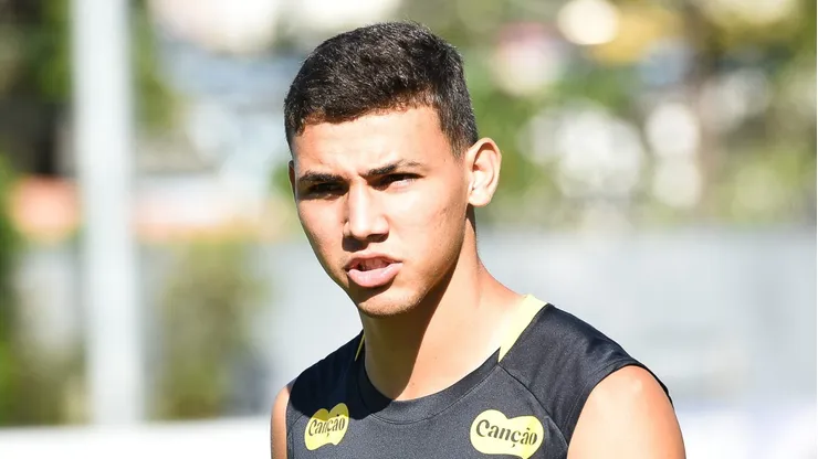 Deivid durante treinamento no CT Rei Pelé