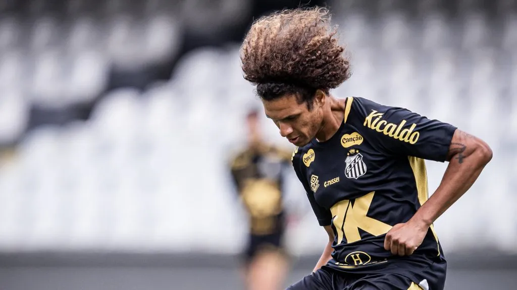 Arão em treino no CT Rei Pelé – Foto: Raul Baretta/ Santos FC.