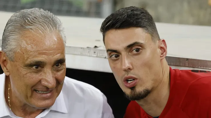 Matheus Bachi ao lado de Tite em jogo do Flamengo.