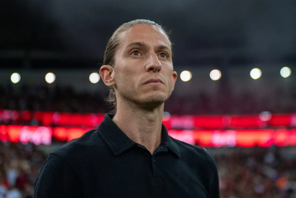 RJ – RIO DE JANEIRO – 19/04/2025 – BRASILEIRO A 2025, VASCO X FLAMENGO – Filipe Luis tecnico do Flamengo durante partida contra o Vasco no estadio Maracana pelo campeonato Brasileiro A 2025. Foto: Thiago Ribeiro/AGIF