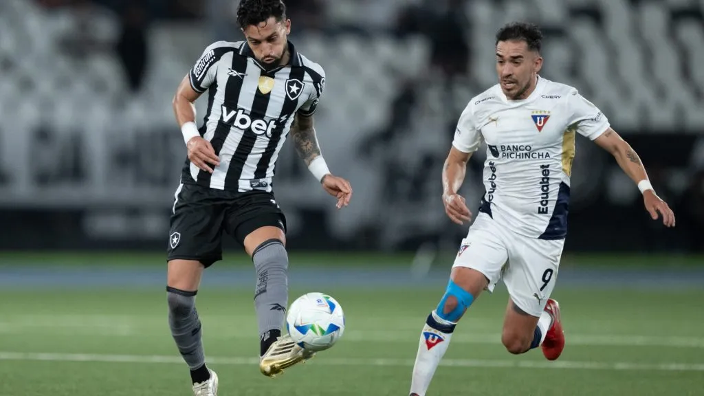 Alex Telles defendendo o Botafogo contra a LDU – Foto: Jorge Rodrigues/AGIF