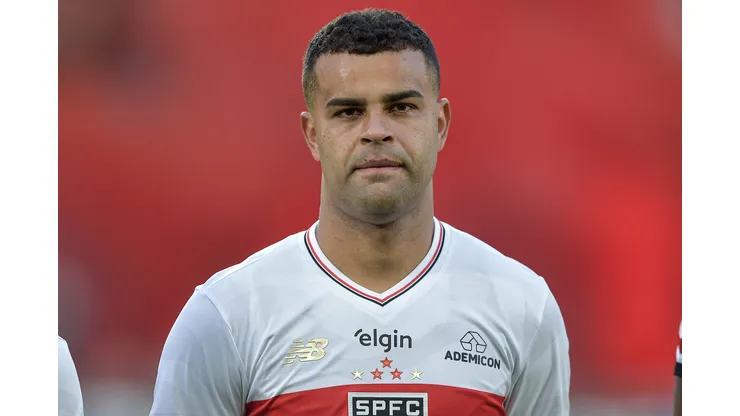 RJ - RIO DE JANEIRO - 12/07/2025 - BRASILEIRO A 2025, FLAMENGO X SAO PAULO - Alisson jogador do Sao Paulo durante partida contra o Flamengo no estadio Maracana pelo campeonato Brasileiro A 2025. Foto: Thiago Ribeiro/AGIF