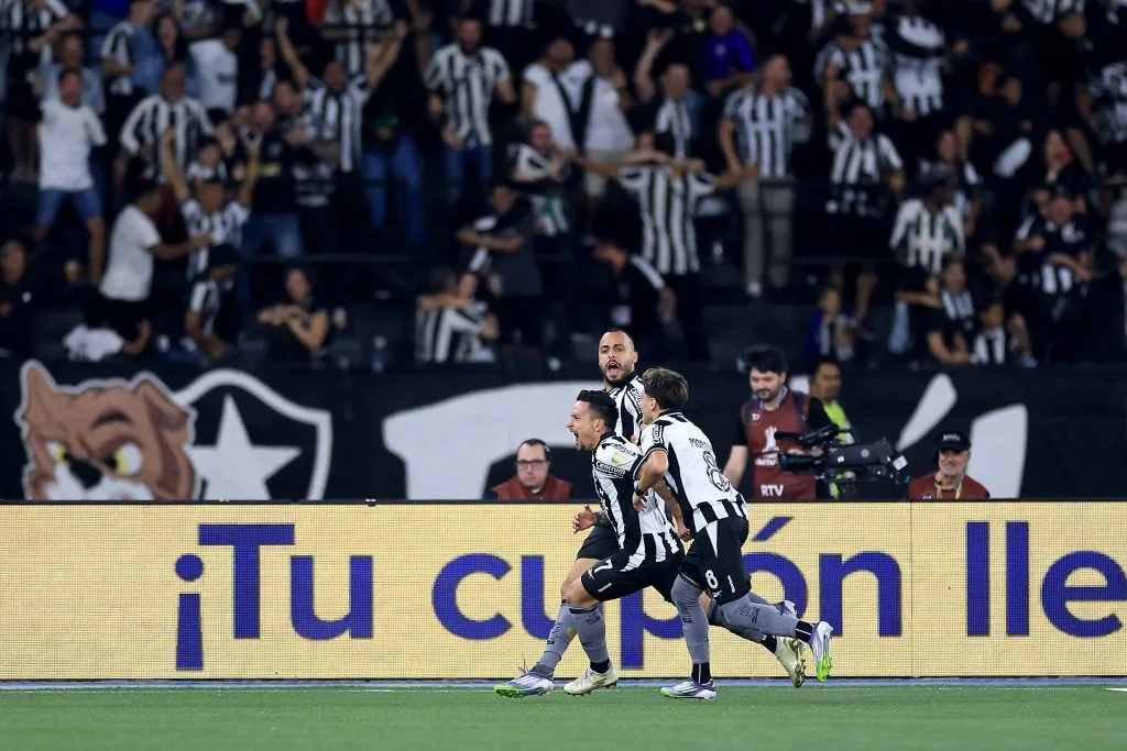 Jogadores do Botafogo comemoram gol em partida contra o LDU Quito – (Photo by Buda Mendes/Getty Images)