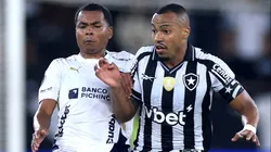Marlon Freitas disputa lance com Bryan Ramirez em Botafogo x LDU - (Photo by Buda Mendes/Getty Images)