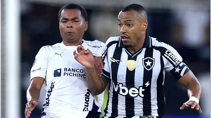 Marlon Freitas disputa lance com Bryan Ramirez em Botafogo x LDU - (Photo by Buda Mendes/Getty Images)