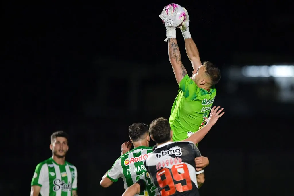 Gabriel goleiro do Juventude durante partida contra o Vasco no estadio Sao Januario pelo campeonato Brasileiro A 2024. Foto: Thiago Ribeiro/AGIF