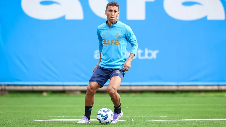 Marcos Rocha em treino com bola no CT Luiz Carvalho, do Grêmio