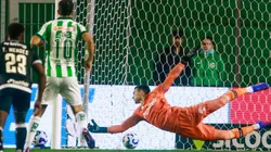 Léo Jardim quase defende pênalti batido por Nenê, ex-jogador do Vasco