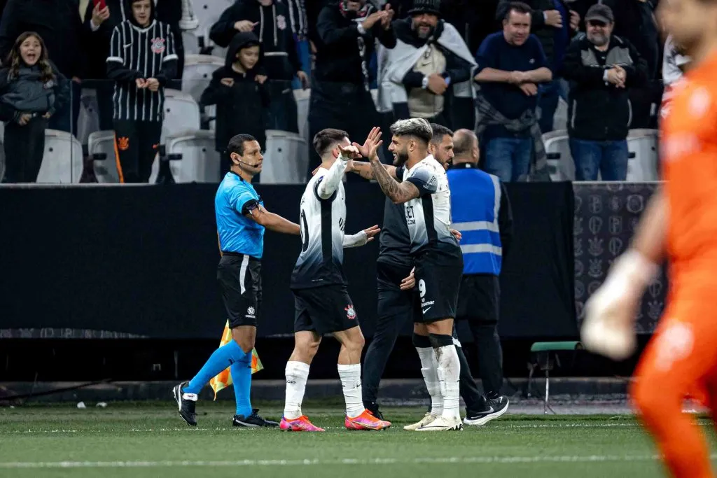 Rodrigo Garro jogador do Corinthians comemora seu gol com Yuri Alberto – Foto: Leonardo Lima/AGIF