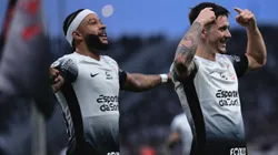 Garro jogador do Corinthians comemora seu gol com Memphis Depay - Foto: Ettore Chiereguini/AGIF