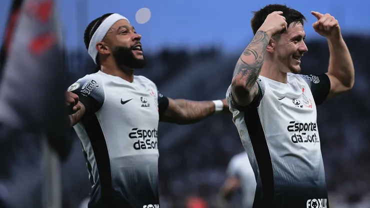 Garro jogador do Corinthians comemora seu gol com Memphis Depay - Foto: Ettore Chiereguini/AGIF