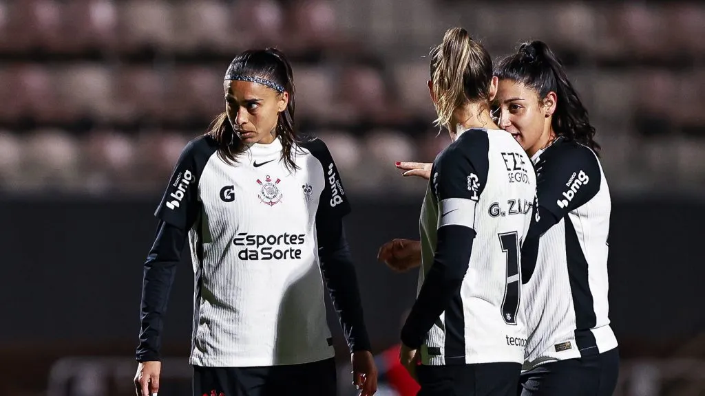 Elenco do Corinthians Feminino em campo
