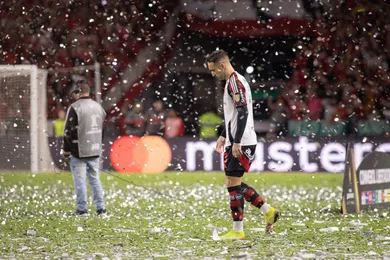 Leo Ortiz jogador do Flamengo durante partida contra o Internacional no estadio Beira-Rio pelo campeonato Copa Libertadores 2025. Foto: Maxi Franzoi/AGIF