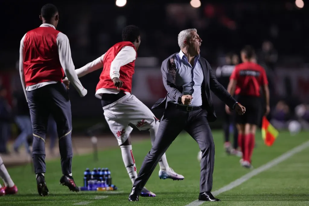 Hernan Crespo, tecnico do Sao Paulo comemora gol de sua equipe durante partida contra o Atlético Nacional na Libertadores 2025. Foto: Ettore Chiereguini/AGIF