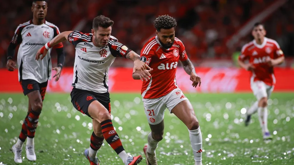 Wesley jogador do Internacional disputa lance com Saul Niguez jogador do Flamengo durante partida no estadio Beira-Rio pelo campeonato Copa Libertadores 2025. Foto: Maxi Franzoi/AGIF