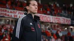 Filipe Luis, técnico do Flamengo, durante partida contra o Internacional no estadio Beira-Rio pelo campeonato Brasileiro A 2025. Foto: Maxi Franzoi/AGIF