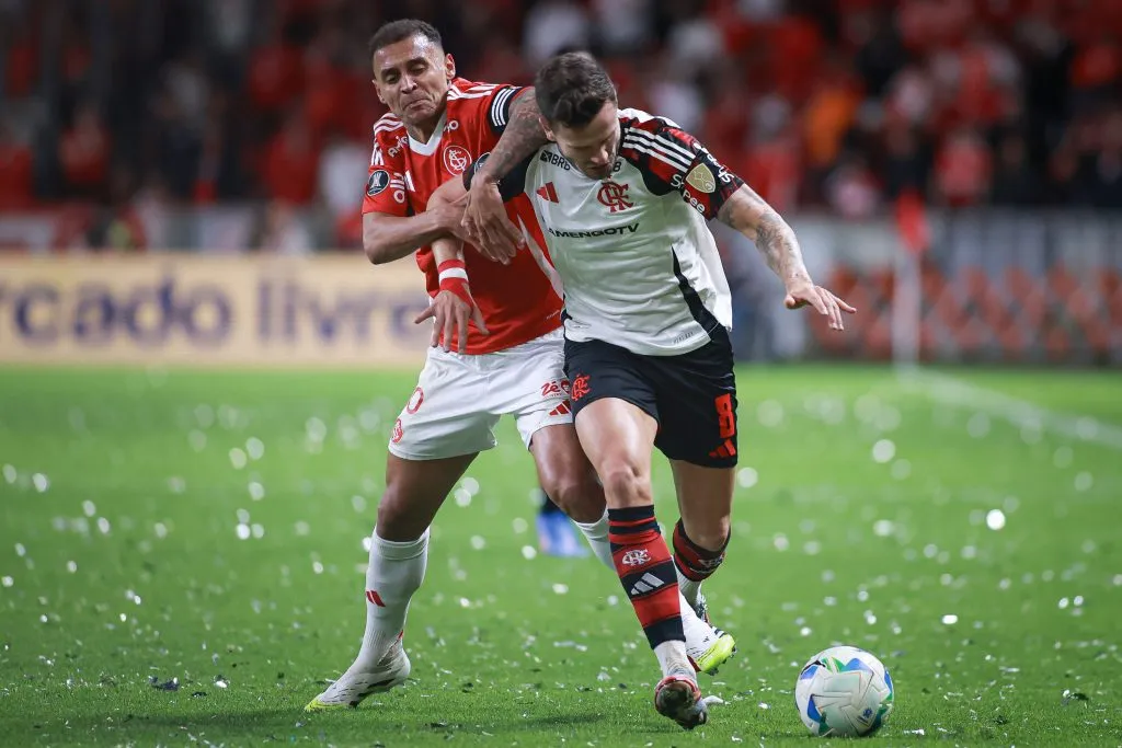 Alan Patrick, jogador do Internacional disputa lance com Saul Niguez jogador do Flamengo durante partida no estadio Beira-Rio pelo campeonato Copa Libertadores 2025. Foto: Maxi Franzoi/AGIF
