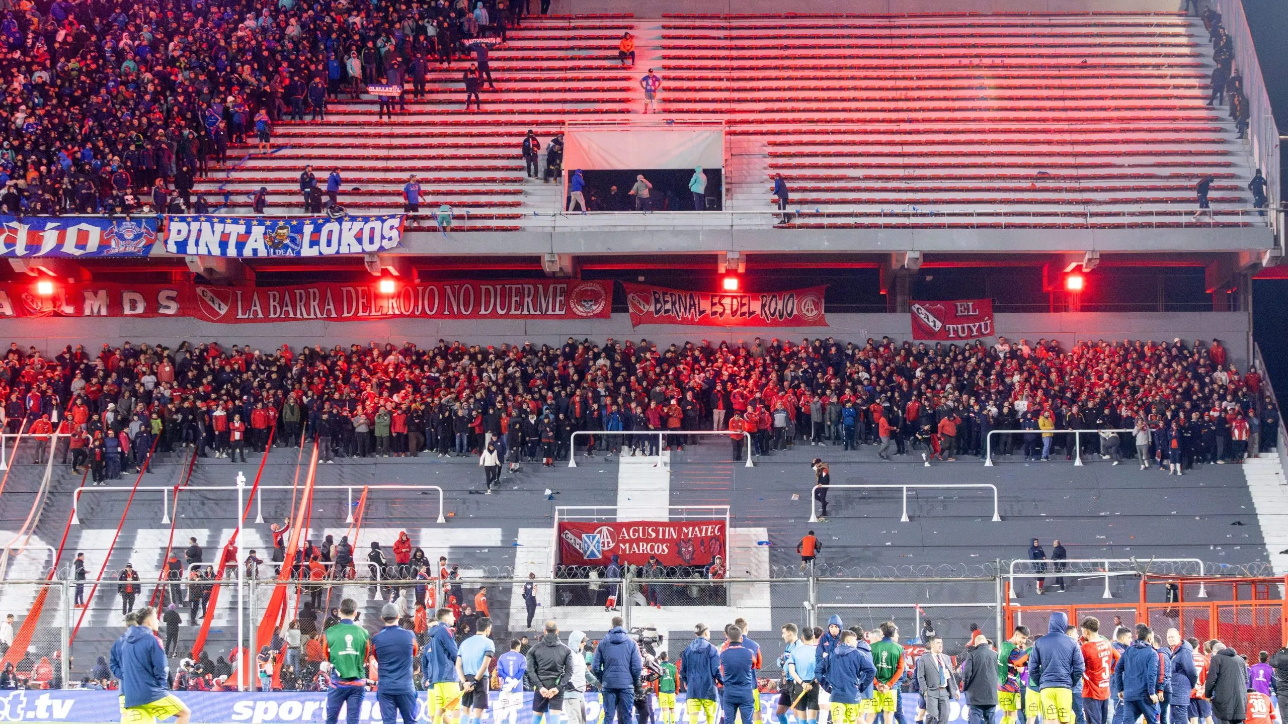 Torcidas entram em confronto durante partida entre Independiente e Universidad de Chile no Estadio Libertadores de America pela Copa Sul-americana 2025. Foto: Lucas Gabriel Cardoso/AGIF