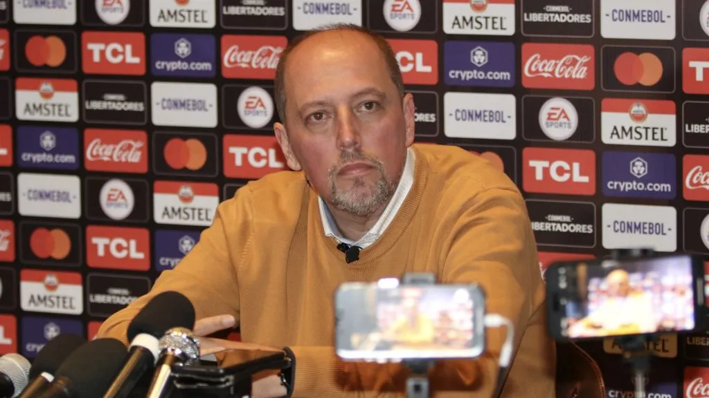 Alessandro Barcellos em entrevista coletiva. Foto: Ricardo Duarte/Internacional