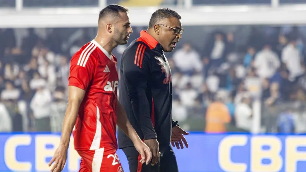 Roger está pressionado após três derrotas consecutivas para o Flamengo – Foto: Lucas Gabriel Cardoso/AGIF