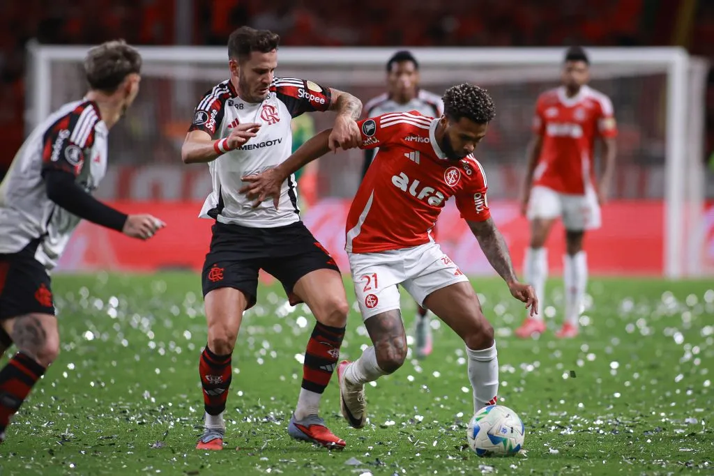 RS – PORTO ALEGRE – 20/08/2025 – COPA LIBERTADORES 2025, INTERNACIONAL X FLAMENGO – Wesley jogador do Internacional disputa lance com Saul Niguez jogador do Flamengo durante partida no estadio Beira-Rio pelo campeonato Copa Libertadores 2025. Foto: Maxi Franzoi/AGIF
