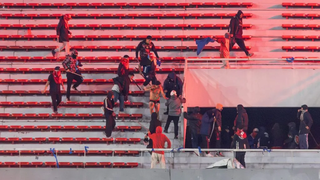 Confusão entre torcida do Independiente e La U . Foto: Lucas Gabriel Cardoso/AGIF