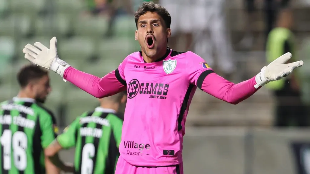 Matheus Mendes goleiro do América-MG durante partida contra o Cruzeiro no estádio Independência pelo campeonato Mineiro 2025. Foto: Gilson Lobo/AGIF