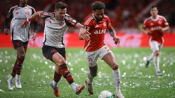 Wesley jogador do Internacional disputa lance com Saul Niguez jogador do Flamengo durante partida no estadio Beira-Rio pelo campeonato Copa Libertadores 2025. Foto: Maxi Franzoi/AGIF