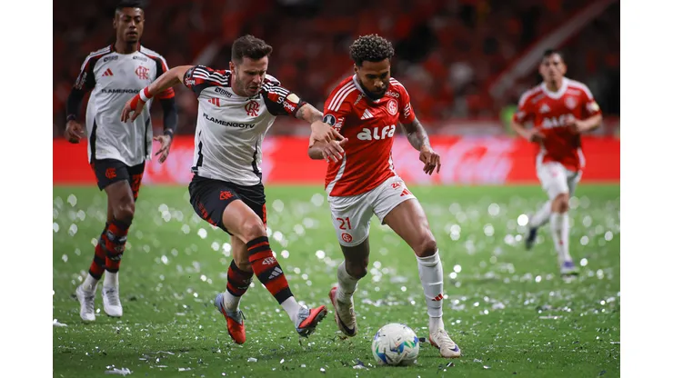 Wesley jogador do Internacional disputa lance com Saul Niguez jogador do Flamengo durante partida no estadio Beira-Rio pelo campeonato Copa Libertadores 2025. Foto: Maxi Franzoi/AGIF