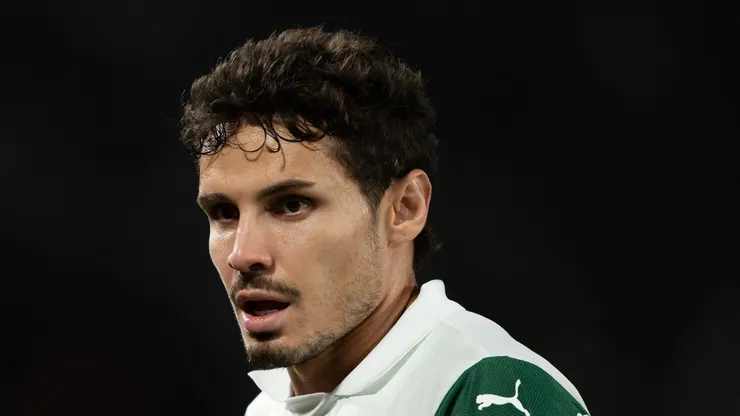 RJ - RIO DE JANEIRO - 23/07/2025 - BRASILEIRO A 2025, FLUMINENSE X PALMEIRAS - Raphael Veiga jogador do Palmeiras durante partida contra o Fluminense no estadio Maracana pelo campeonato Brasileiro A 2025.