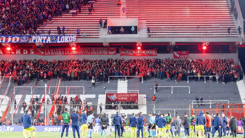 Partida ficou marcada por uma confusão generalizada – Foto: Lucas Gabriel Cardoso/AGIF