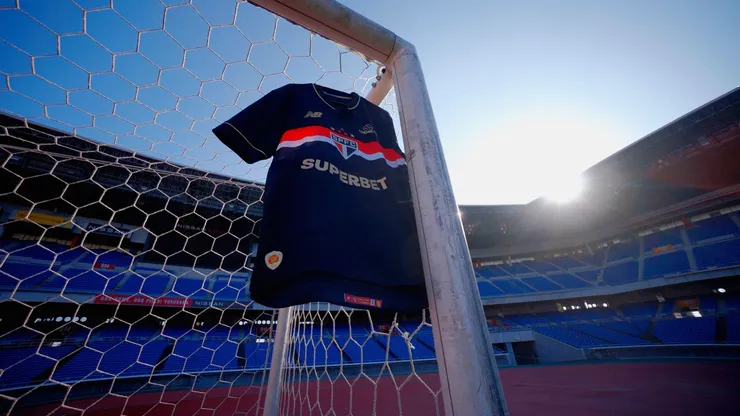 São Paulo estreia terceira camisa em homenagem aos 20 anos do tricampeonato mundial - Foto DivulgaçãoSão Paulo FC