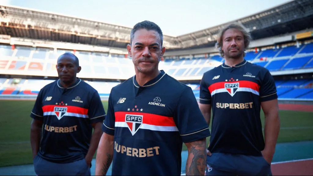São Paulo estreia terceira camisa em homenagem aos 20 anos do tricampeonato mundial – Foto: Divulgação/São Paulo FC