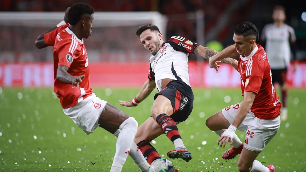 Vitão em ação no duelo contra o Flamengo no Beira-Rio – Foto: Maxi Franzoi/AGIF