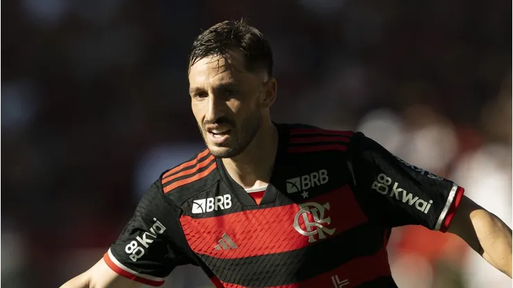 Matías Viña em ação em partida pelo Fla.