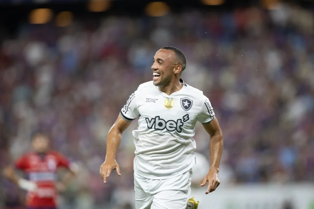 CE – FORTALEZA – 09/08/2025 – BRASILEIRO A 2025, FORTALEZA X BOTAFOGO – marcal jogador do Botafogo comemora seu gol durante partida contra o Fortaleza no estadio Arena Castelao pelo campeonato Brasileiro A 2025. Foto: Baggio Rodrigues/AGIF