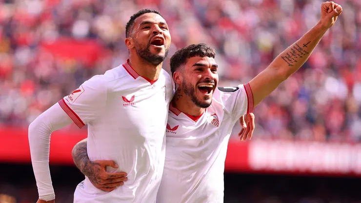 Isaac Romero (à direita), do Sevilla, foi pedido por Sampaoli em caso de aceite no Santos
