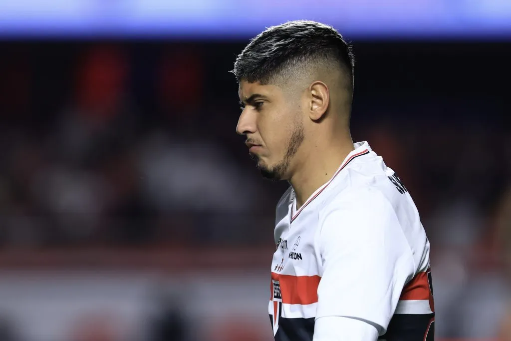 Alan Franco jogador do Sao Paulo durante partida contra o Vitoria no estadio Morumbi pelo campeonato Brasileiro A 2025. Foto: Marcello Zambrana/AGIF