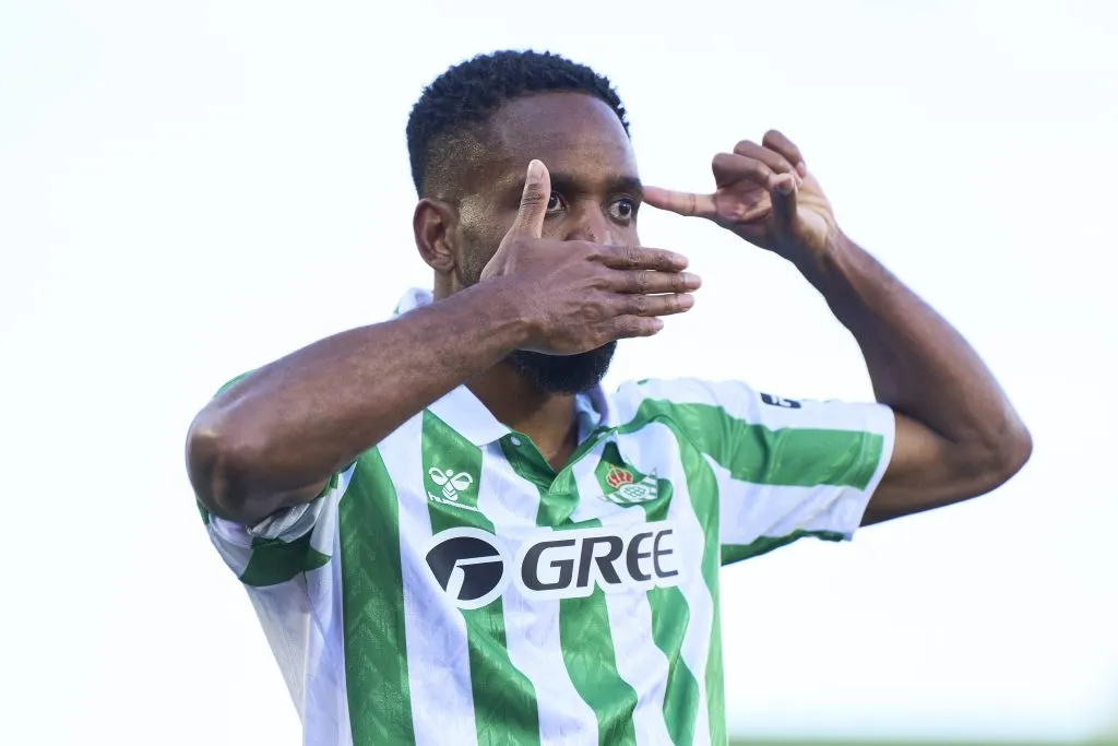 Congolês Bakambu, do Real Betis, foi indicado também ao Santos através de Jorge Sampaoli – Foto: Rafa Babot/Getty Images