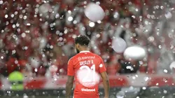 Wesley, atacante do Internacional, no meio da chuva de papel picado na eliminação para o Flamengo na Libertadores (Ricardo Duarte / Internacional)