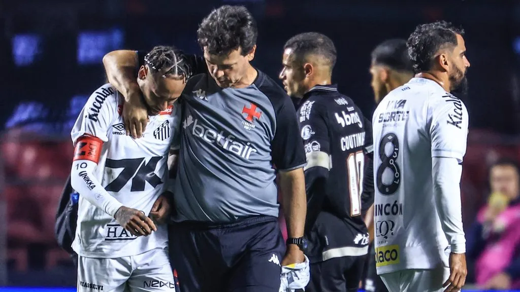 Neymar jogador do Santos e consolado por Fernando Diniz tecnico do Vasco ao final da partida contra o Vasco no estadio Morumbi pelo campeonato Brasileiro A 2025.  Foto: Marcello Zambrana/AGIF