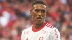 Robert Renan em ação com a camisa do Internacional.