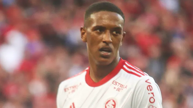 Robert Renan em ação com a camisa do Internacional.