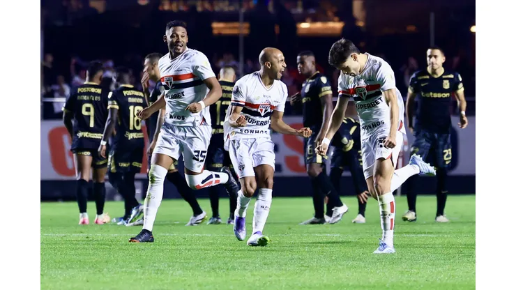 SP - SAO PAULO - 19/08/2025 - COPA LIBERTADORES 2025, SAO PAULO X ATLETICO NACIONAL - Jogadores do Sao Paulo comemoram vitoria por penaltis em decisao durante partida contra o Atletico Nacional no estadio Morumbi pelo campeonato Copa Libertadores 2025. Foto: Marcello Zambrana/AGIF