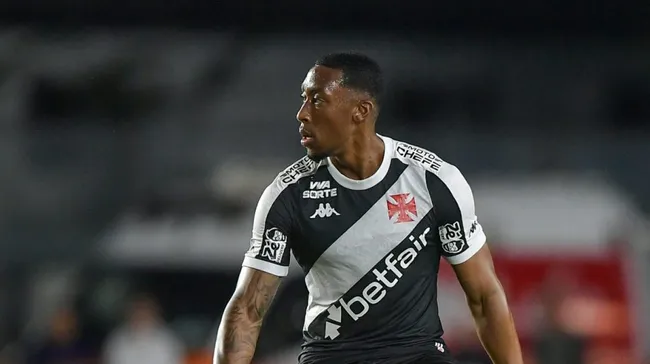 Foto: Thiago Ribeiro/AGIF – Luiz Gustavo durante partida do Vascão pela Copa Betano do Brasil em 2025.