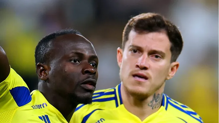 Otávio ao lado de Sádio Mané pelo Al-Nassr.