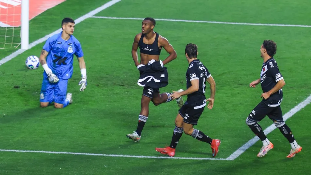 Rayan jogador do Vasco comemora seu gol durante partida contra o Santos no estadio Morumbi pelo campeonato Brasileiro A 2025. Foto: Marcello Zambrana/AGIF