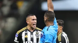MG - BELO HORIZONTE - 14/08/2025 - COPA SUL-AMERICANA 2025, ATLETICO-MG X GODOY CRUZ - O arbitro Alexis Herrera da cartao amarelo para Cuello jogador do Atletico durante partida entre Atletico-MG e Godoy Cruz no estadio Arena MRV pelo campeonato Copa Sul-americana 2025. Foto: Gilson Lobo/AGIF
